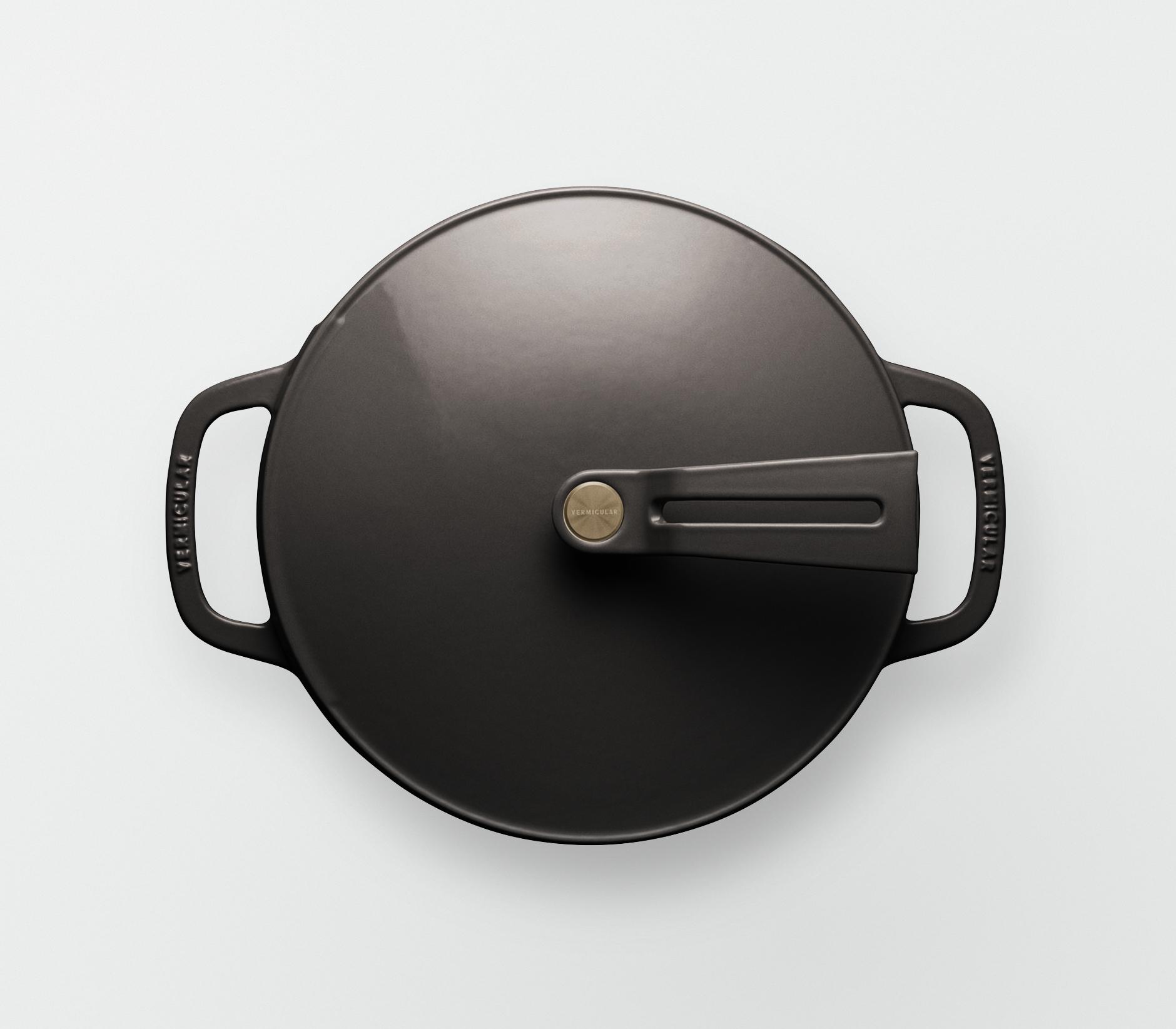 バーミキュラ オーブンポット2 22cm 浅型（ヘーゼルナッツブラウン／セルフスタンディングリッド） | 鍋 なべ ホーロー鍋 調理器具 キッチン用品 VERMICULAR ガス火 ガス IH IH対応 エナメル加工 高級感 おしゃれ 無水調理 煮込み 蒸し 焼き 長持ち ギフト プレゼント 人気 おすすめ 送料無料