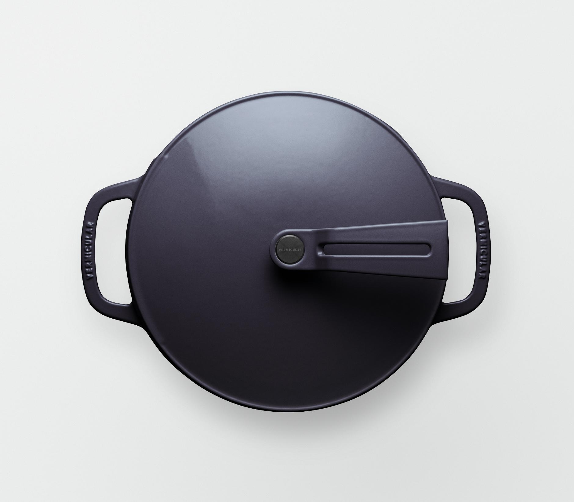 バーミキュラ オーブンポット2 22cm 浅型（オーシャンネイビー／セルフスタンディングリッド） | 鍋 なべ ホーロー鍋 調理器具 キッチン用品 VERMICULAR ガス火 ガス IH IH対応 エナメル加工 高級感 おしゃれ 無水調理 煮込み 蒸し 焼き 長持ち ギフト プレゼント 人気 おすすめ 送料無料