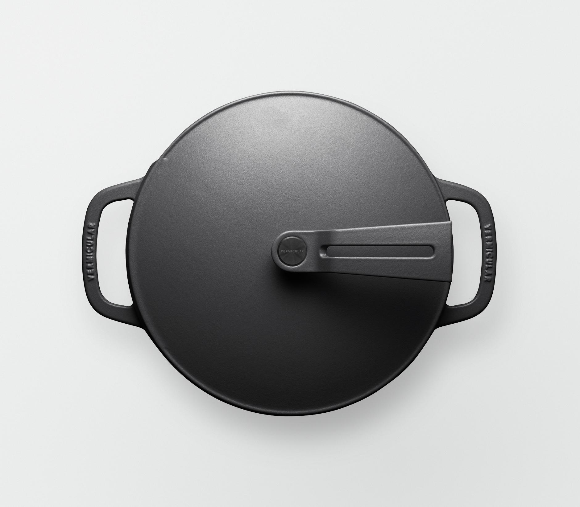 バーミキュラ オーブンポット2 22cm 浅型（マットブラック／セルフスタンディングリッド） | 鍋 なべ ホーロー鍋 調理器具 キッチン用品 VERMICULAR ガス火 ガス IH IH対応 エナメル加工 高級感 おしゃれ 無水調理 煮込み 蒸し 焼き 長持ち ギフト プレゼント 人気 おすすめ 送料無料