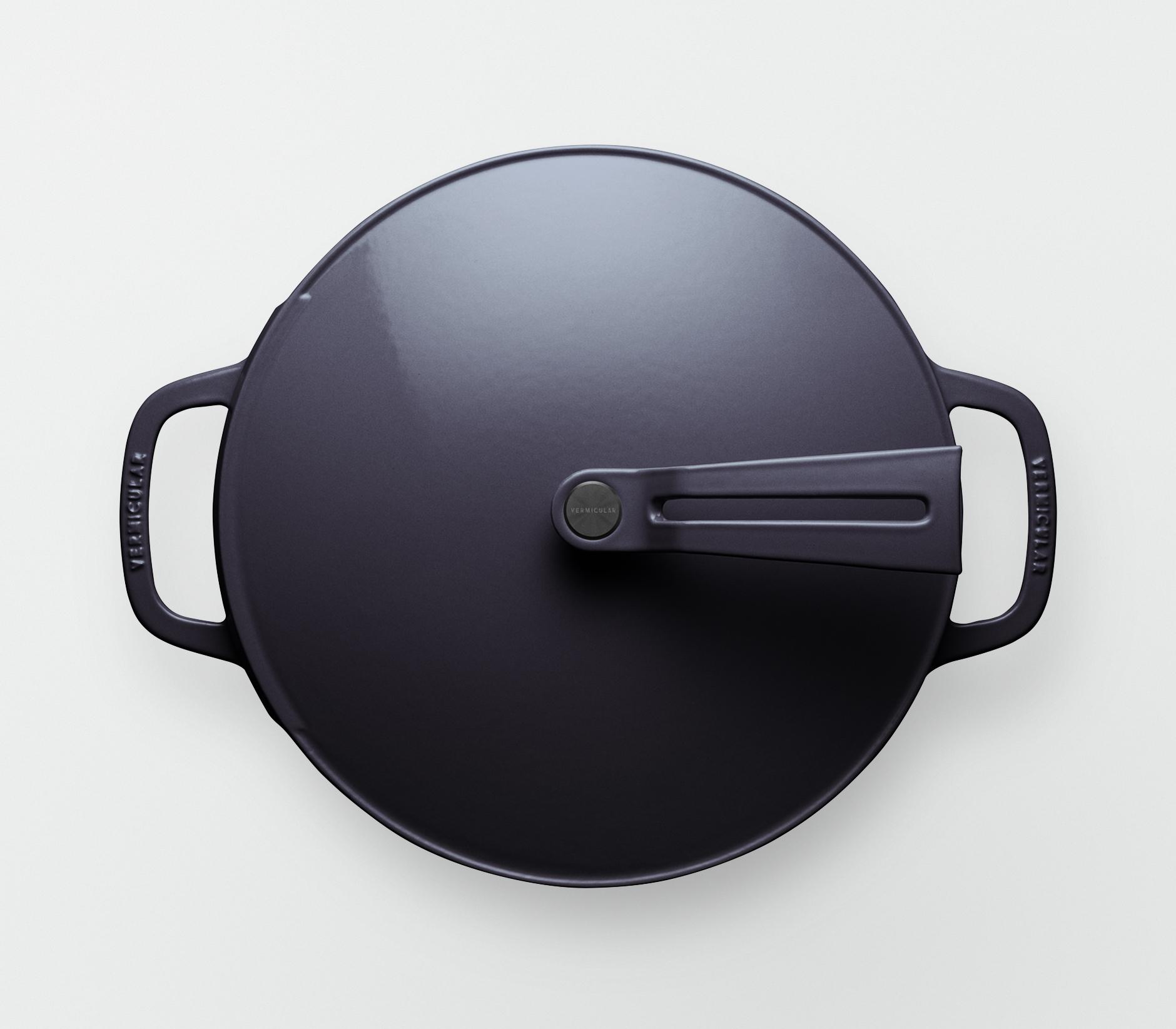 バーミキュラ オーブンポット2 26cm 浅型（オーシャンネイビー／セルフスタンディングリッド） | 鍋 なべ ホーロー鍋 調理器具 キッチン用品 VERMICULAR ガス火 ガス IH IH対応 エナメル加工 高級感 おしゃれ 無水調理 煮込み 蒸し 焼き 長持ち ギフト プレゼント 人気 おすすめ 送料無料