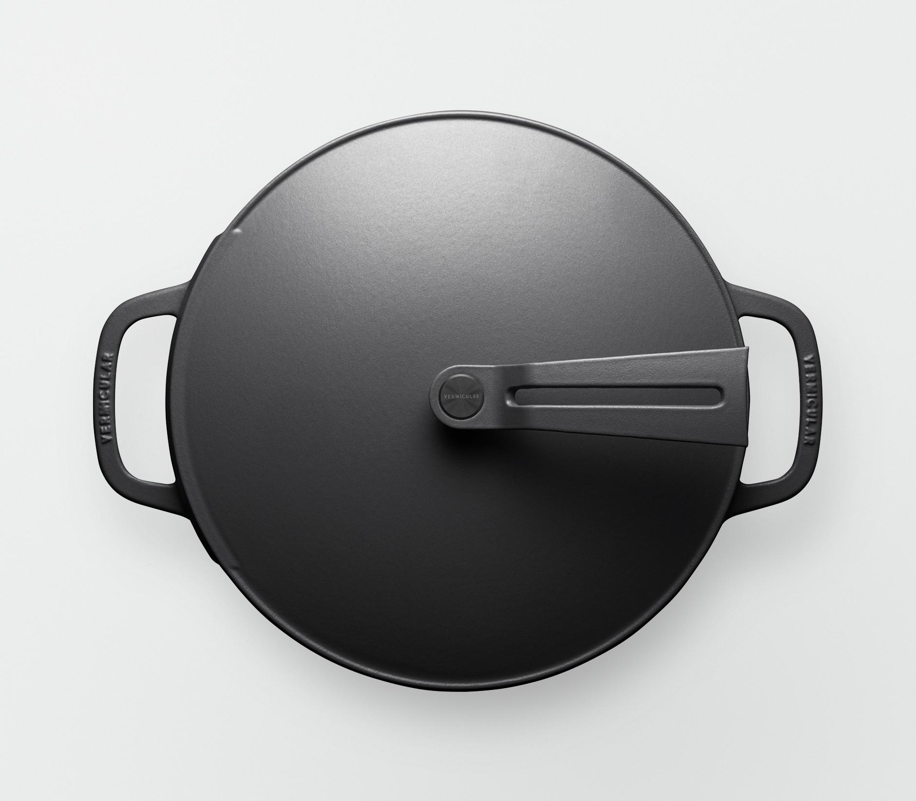 バーミキュラ オーブンポット2 26cm 浅型（マットブラック／セルフスタンディングリッド） | 鍋 なべ ホーロー鍋 調理器具 キッチン用品 VERMICULAR ガス火 ガス IH IH対応 エナメル加工 高級感 おしゃれ 無水調理 煮込み 蒸し 焼き 長持ち ギフト プレゼント 人気 おすすめ 送料無料