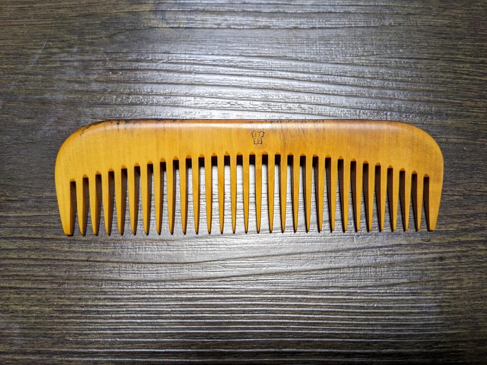 つげ櫛の櫛留商店　本つげ材すす櫛（荒歯）袋付　※約１３．５ｃｍ