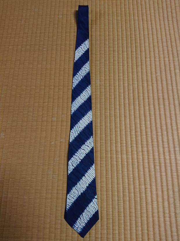 有松絞りネクタイ（縫い締め絞り・斜めストライプ柄）
