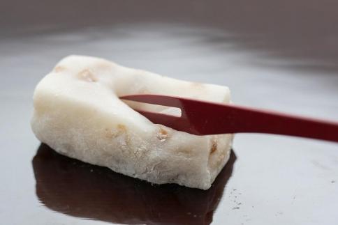 なるみくるみ餅 白糖4個,黒糖4個の詰め合わせ