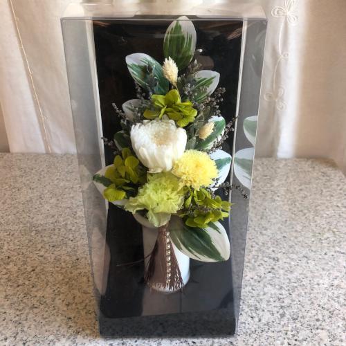 静謐な心を届けるお供え花 プリザーブドフラワー・静花（クリアケース入り）　ホワイト×グリーン×イエロー