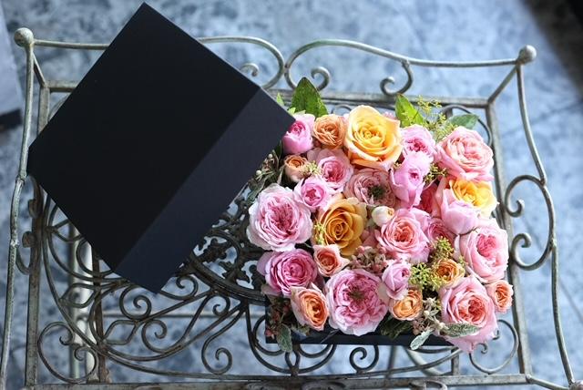 季節の厳選花材を使ったボックスフラワーアレンジメント（15本～20本）