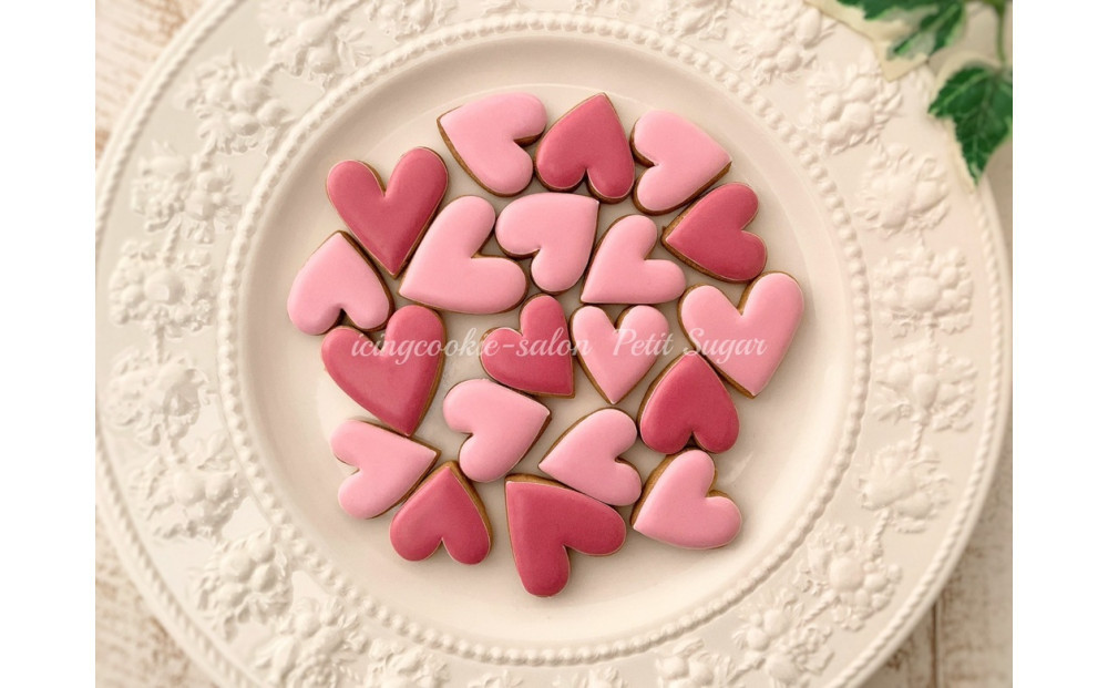 溢れる想いを詰め込んで　ハートのクッキー缶