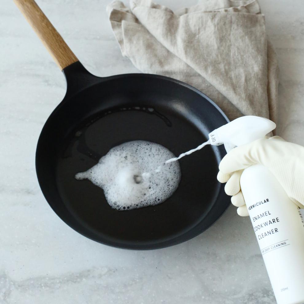 バーミキュラ エナメルクックウェアクリーナー　3本セット（スプレー付1本&つけかえボトル2本) | 専用クリーナー ホーロー鍋用 VERMICULAR エナメル お手入れ 簡単 清潔 長持ち 掃除グッズ お掃除 台所用品 キッチンケア 鍋クリーナー ギフト プレゼント 人気 おすすめ 送料無料