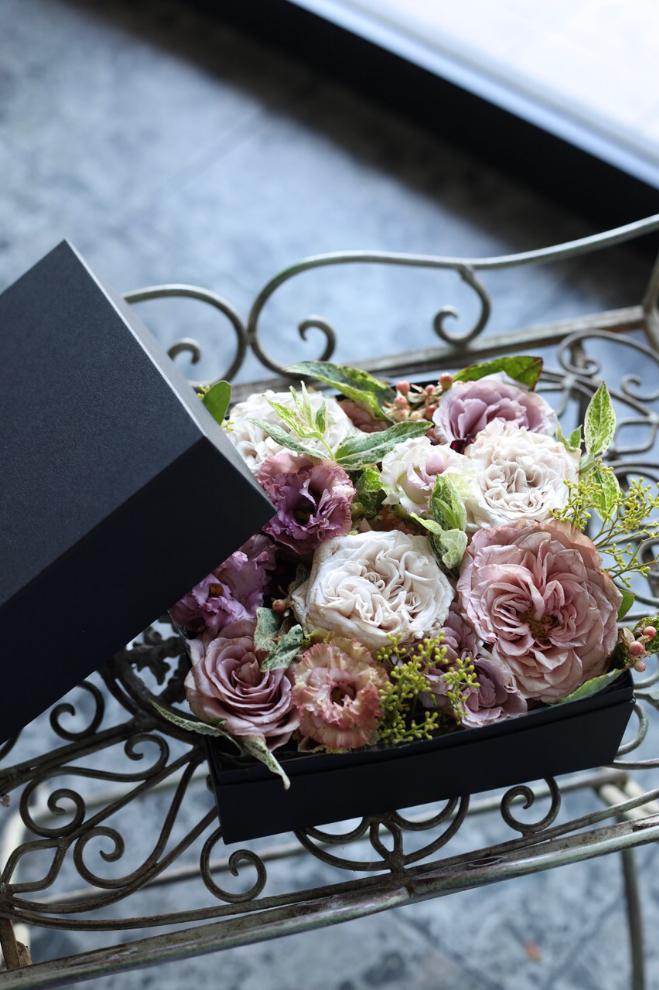 季節の厳選花材を使ったボックスフラワーアレンジメント（15本～20本）