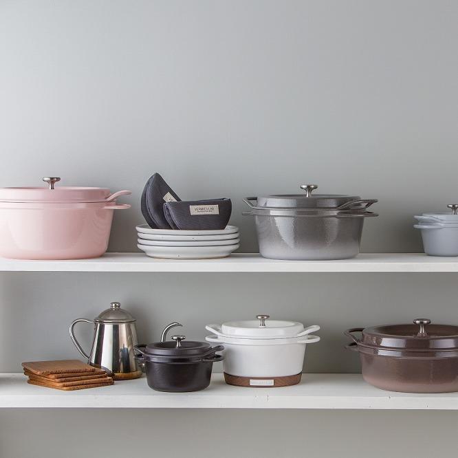 バーミキュラ オーブンポットラウンド22cm（パールブラウン） | 鍋 なべ 調理器具 VERMICULAR エナメル加工 キッチン用品 高級感 おしゃれ 人気 おすすめ 無水調理 焼き料理 グリル料理 朝食 卵料理 パン料理 ヘルシー 長持ち ギフト プレゼント 送料無料