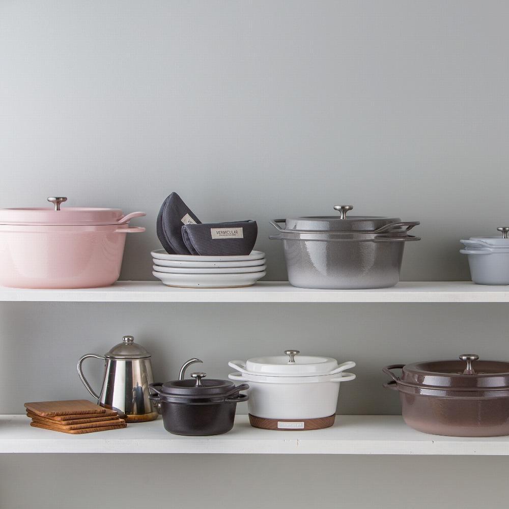 バーミキュラ オーブンポットラウンド26cm（パールピンク） | 鍋 なべ 調理器具 VERMICULAR エナメル加工 キッチン用品 高級感 おしゃれ 人気 おすすめ 無水調理 焼き料理 グリル料理 朝食 卵料理 パン料理 ヘルシー 長持ち ギフト プレゼント 送料無料