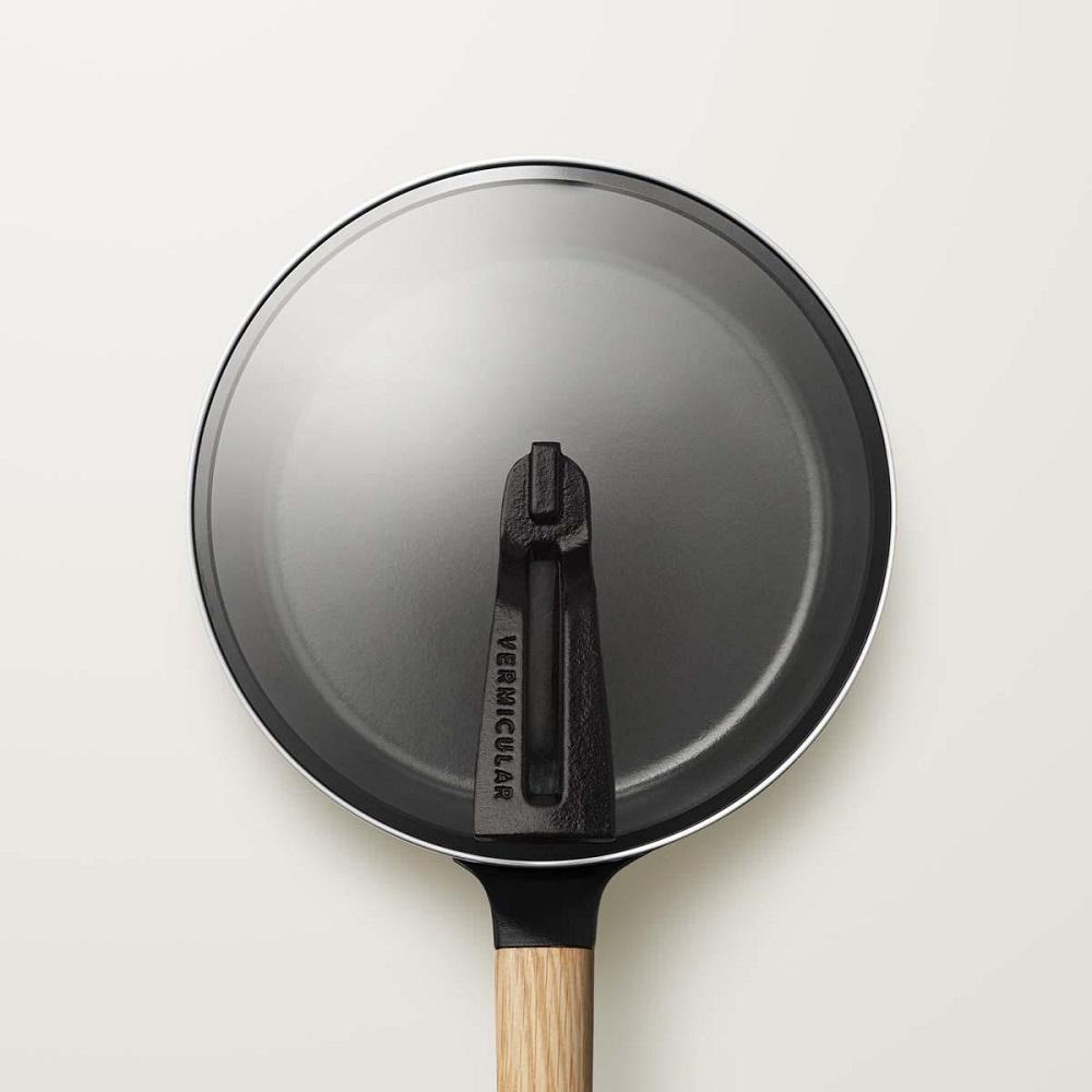 バーミキュラ フライパン20cm（オーク）＋専用リッド【スマートパッケージ】 | フライパン 調理器具 VERMICULAR ガス火 ガス IH IH対応 エナメル加工 キッチン用品 高級感 おしゃれ 人気 おすすめ 無水調理 焼き料理 グリル料理 朝食 卵料理 パン料理 ヘルシー 長持ち ギフト プレゼント 送料無料