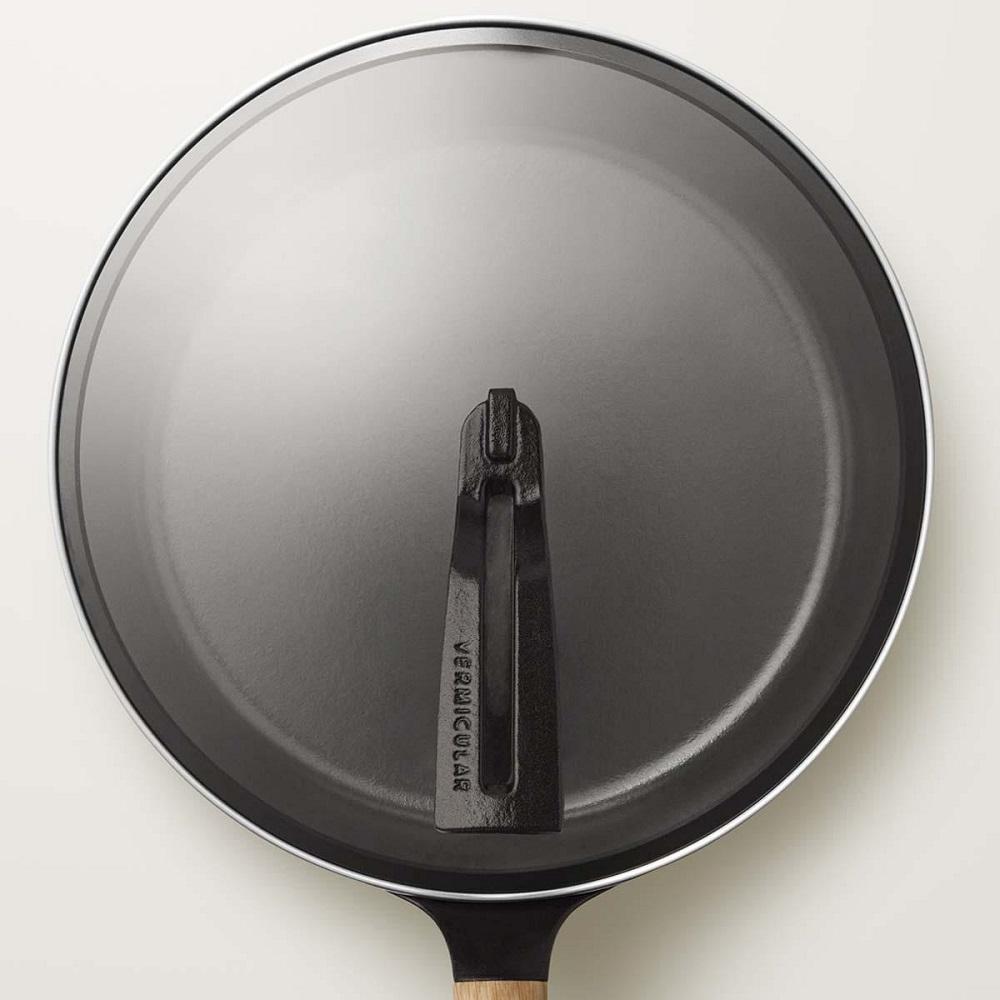 バーミキュラ フライパン28cm（オーク）＋専用リッド【スマートパッケージ】 | フライパン 調理器具 VERMICULAR ガス火 ガス IH IH対応 エナメル加工 キッチン用品 高級感 おしゃれ 人気 おすすめ 無水調理 焼き料理 グリル料理 朝食 卵料理 パン料理 ヘルシー 長持ち ギフト プレゼント 送料無料