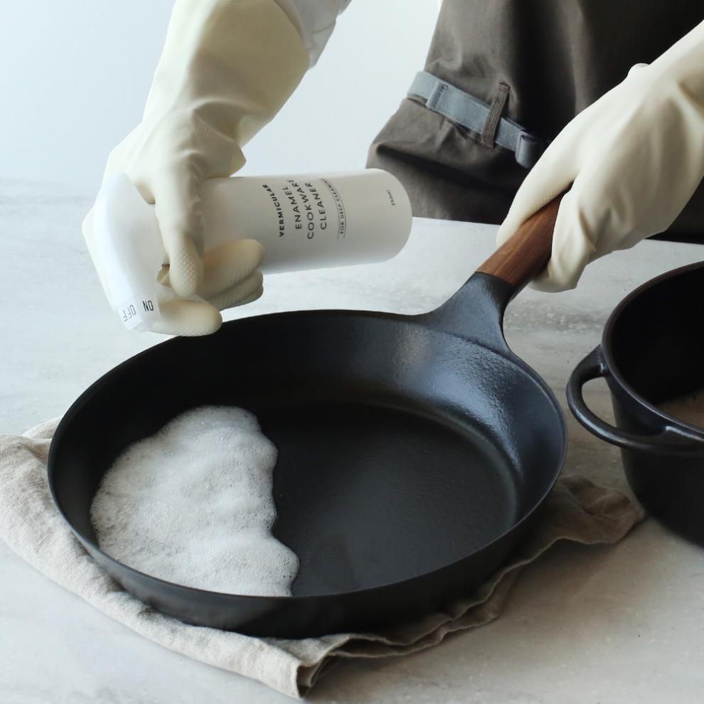 バーミキュラ エナメルクックウェアクリーナー　3本セット（スプレー付1本&つけかえボトル2本) | 専用クリーナー ホーロー鍋用 VERMICULAR エナメル お手入れ 簡単 清潔 長持ち 掃除グッズ お掃除 台所用品 キッチンケア 鍋クリーナー ギフト プレゼント 人気 おすすめ 送料無料