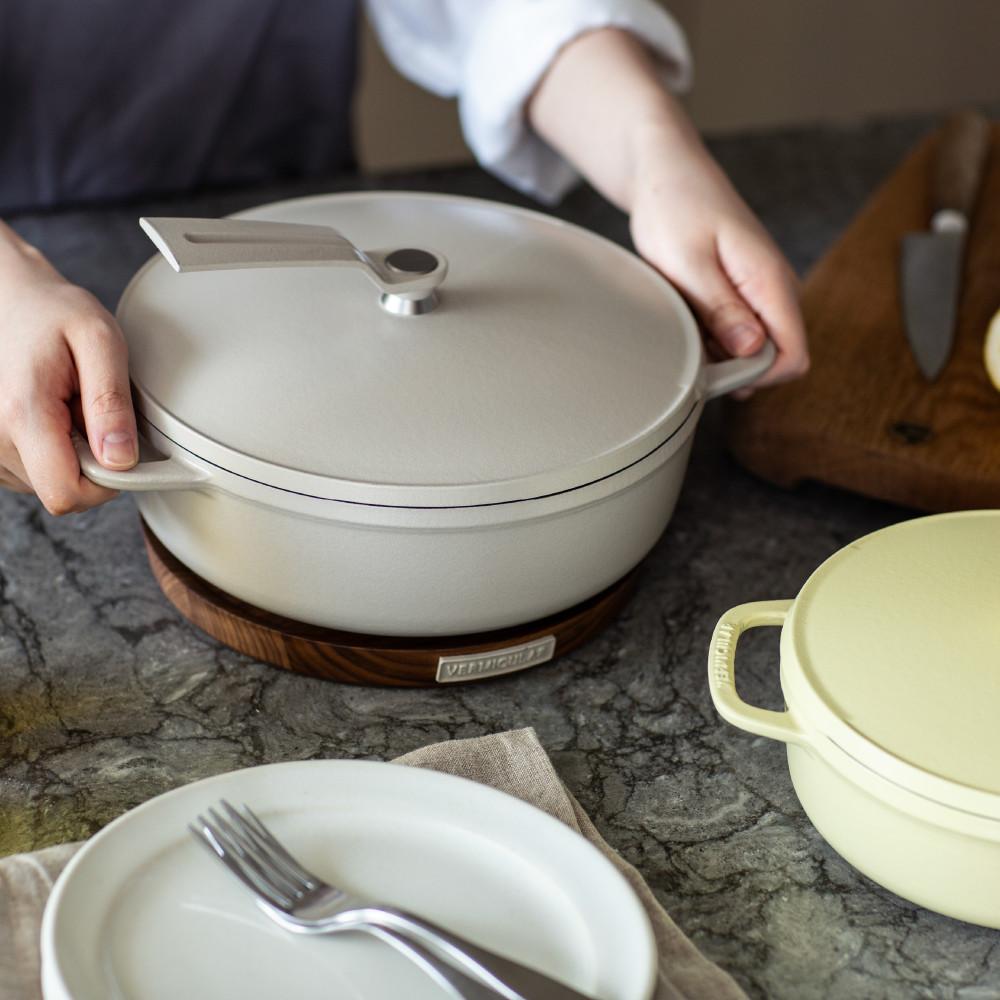 バーミキュラ オーブンポット2 22cm 浅型（オイスターグレー／セルフスタンディングリッド） | 鍋 なべ ホーロー鍋 調理器具 キッチン用品 VERMICULAR ガス火 ガス IH IH対応 エナメル加工 高級感 おしゃれ 無水調理 煮込み 蒸し 焼き 長持ち ギフト プレゼント 人気 おすすめ 送料無料