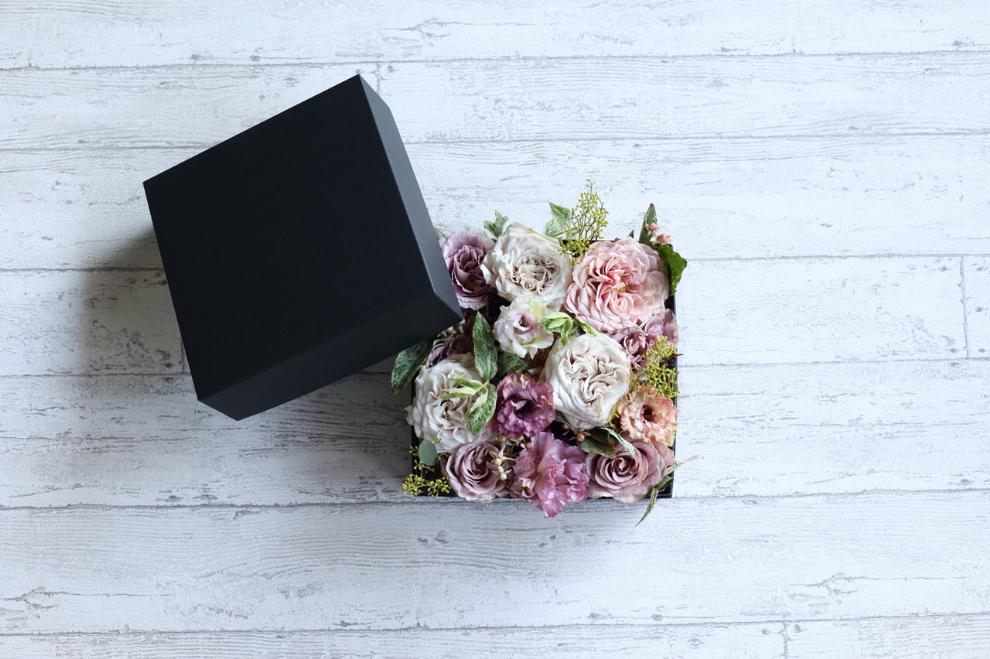 季節の厳選花材を使ったボックスフラワーアレンジメント（15本～20本）