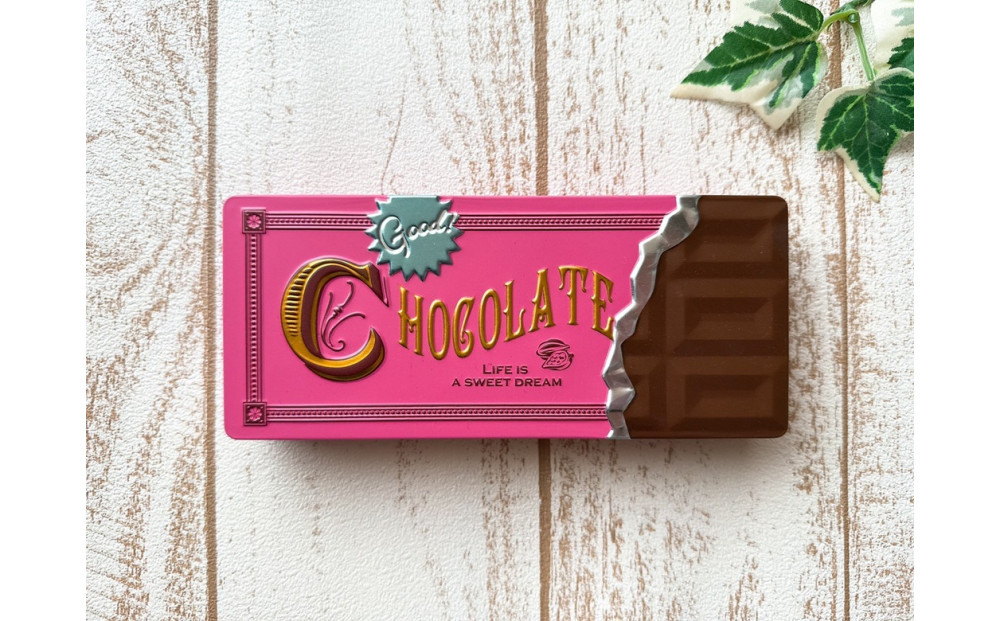 溢れる想いを詰め込んで　ハートのクッキー缶