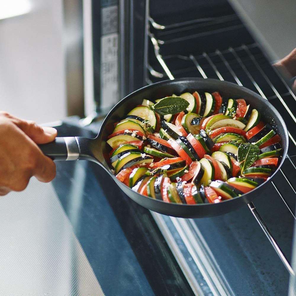 バーミキュラ フライパン オーブンセーフスキレット20cm＋専用ステンレスリッド | フライパン 調理器具 キッチン用品 VERMICULAR 無水調理 エナメル加工 ガス火 ガス IH IH対応 オーブン対応 高級感 おしゃれ グリル 長持ち ギフト プレゼント 人気 おすすめ 送料無料