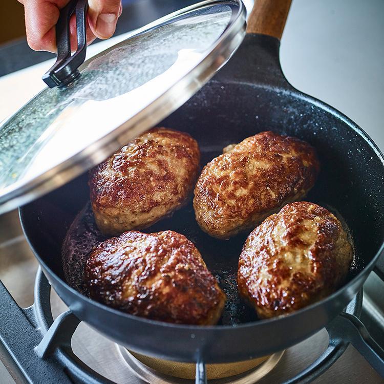 バーミキュラ フライパン26cm（オーク）＋専用リッド【スマートパッケージ】 | フライパン 調理器具 VERMICULAR ガス火 ガス IH IH対応 エナメル加工 キッチン用品 高級感 おしゃれ 人気 おすすめ 無水調理 焼き料理 グリル料理 朝食 卵料理 パン料理 ヘルシー 長持ち ギフト プレゼント 送料無料