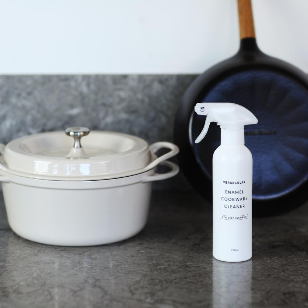 バーミキュラ エナメルクックウェアクリーナー　3本セット（スプレー付1本&つけかえボトル2本) | 専用クリーナー ホーロー鍋用 VERMICULAR エナメル お手入れ 簡単 清潔 長持ち 掃除グッズ お掃除 台所用品 キッチンケア 鍋クリーナー ギフト プレゼント 人気 おすすめ 送料無料
