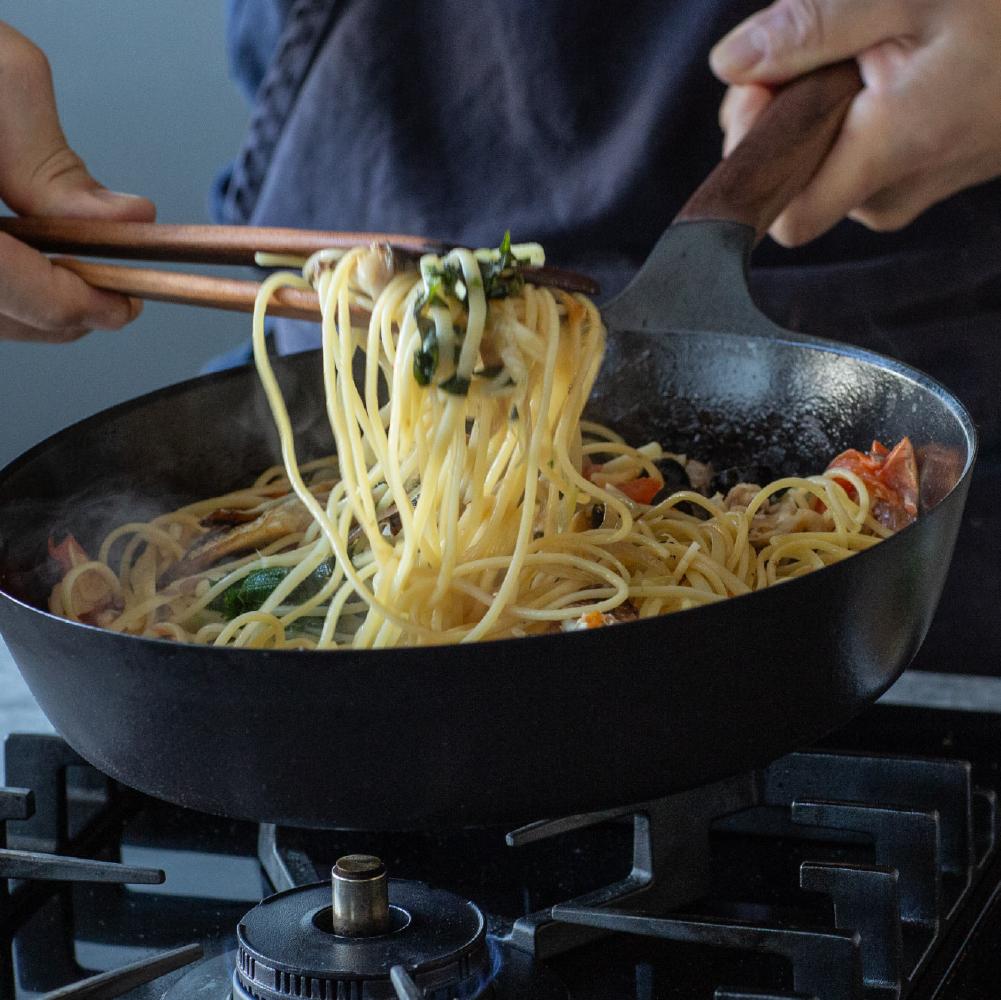 バーミキュラ フライパン28cm深型 オーク ＋専用リッド | フライパン 調理器具 VERMICULAR ガス火 ガス IH IH対応 エナメル加工 キッチン用品 高級感 おしゃれ 人気 おすすめ 無水調理 焼き料理 グリル料理 朝食 卵料理 パン料理 ヘルシー 長持ち ギフト プレゼント 送料無料