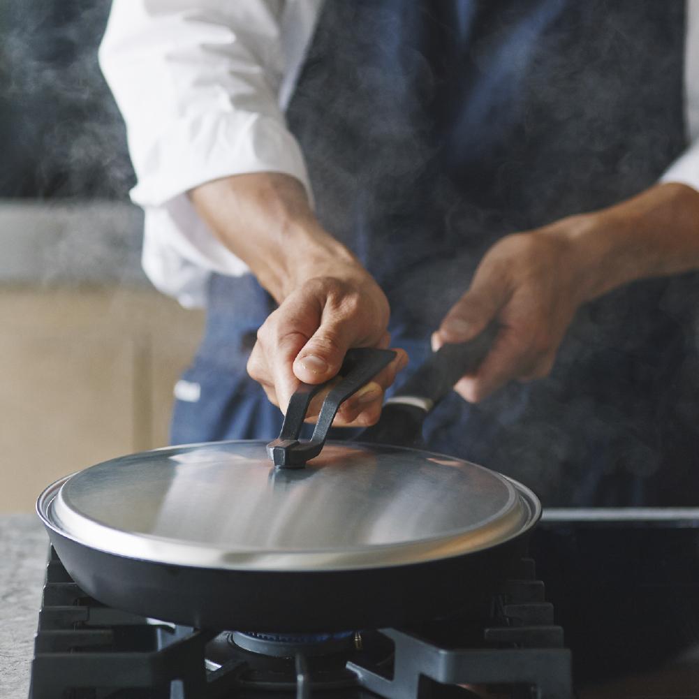 バーミキュラ フライパン オーブンセーフスキレット26cm深型＋専用ステンレスリッドセット【スマートパッケージ】  | フライパン 調理器具 キッチン用品 VERMICULAR 無水調理 エナメル加工 ガス火 ガス IH IH対応 オーブン対応 高級感 おしゃれ グリル 長持ち ギフト プレゼント 人気 おすすめ 送料無料