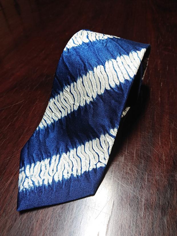 有松絞りネクタイ（縫い締め絞り・斜めストライプ柄）