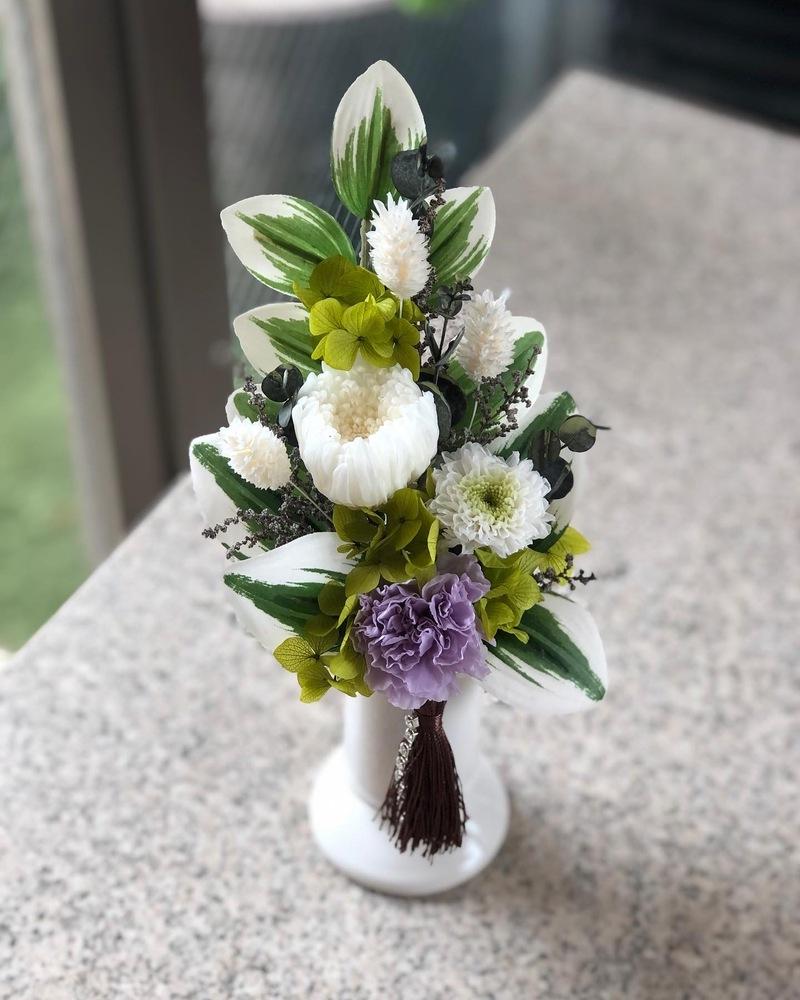 静謐な心を届けるお供え花 プリザーブドフラワー・静花（クリアケース入り）　ホワイト×グリーン×パープル