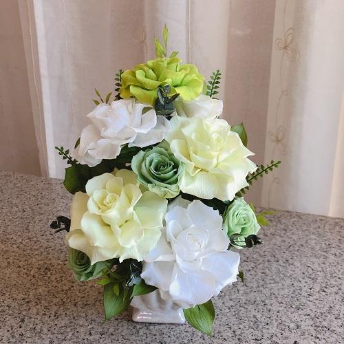 大輪のバラの花が咲き誇るプリザーブドフラワー・bell薔薇（クリアケース入り）　ホワイト×グリーン系