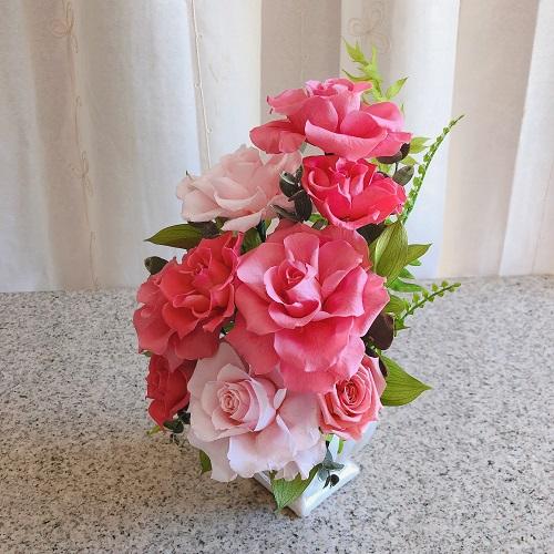 大輪のバラの花が咲き誇るプリザーブドフラワー・bell薔薇（クリアケース入り）　ピンク系