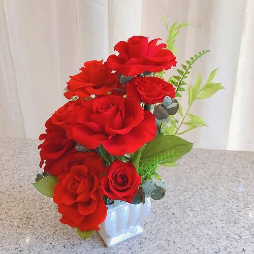 大輪のバラの花が咲き誇るプリザーブドフラワー・bell薔薇（クリアケース入り）　レッド系