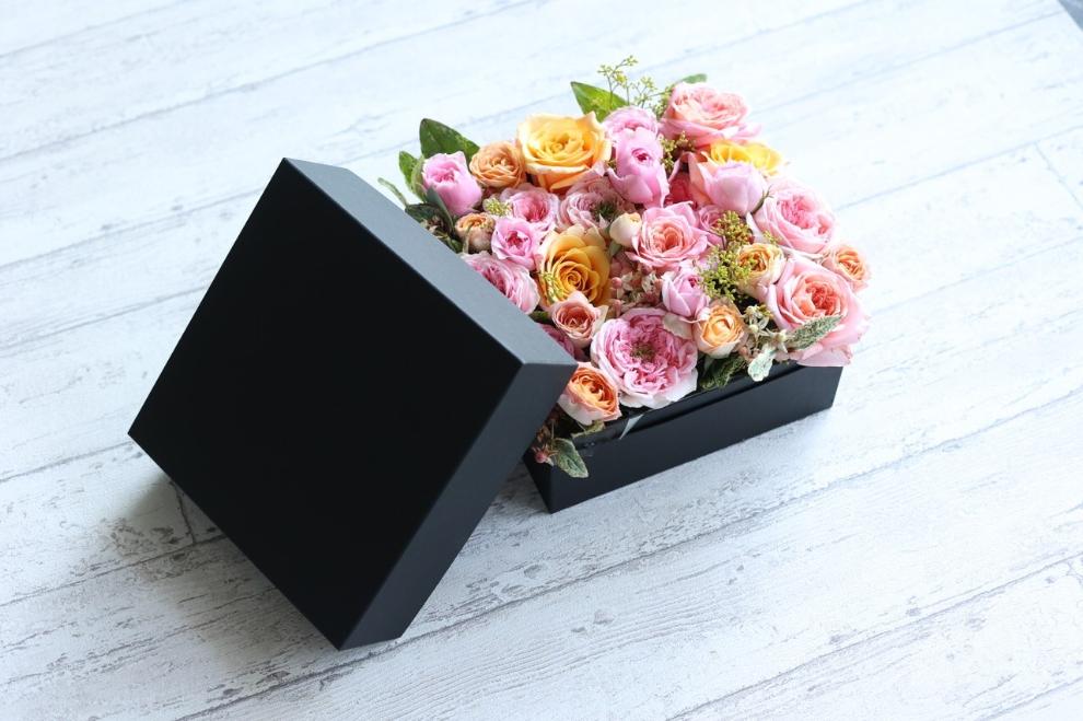 季節の厳選花材を使ったボックスフラワーアレンジメント（15本～20本）