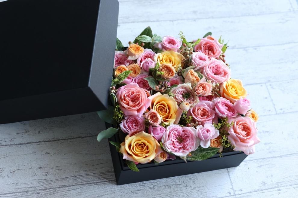 季節の厳選花材を使ったボックスフラワーアレンジメント（30本～40本）