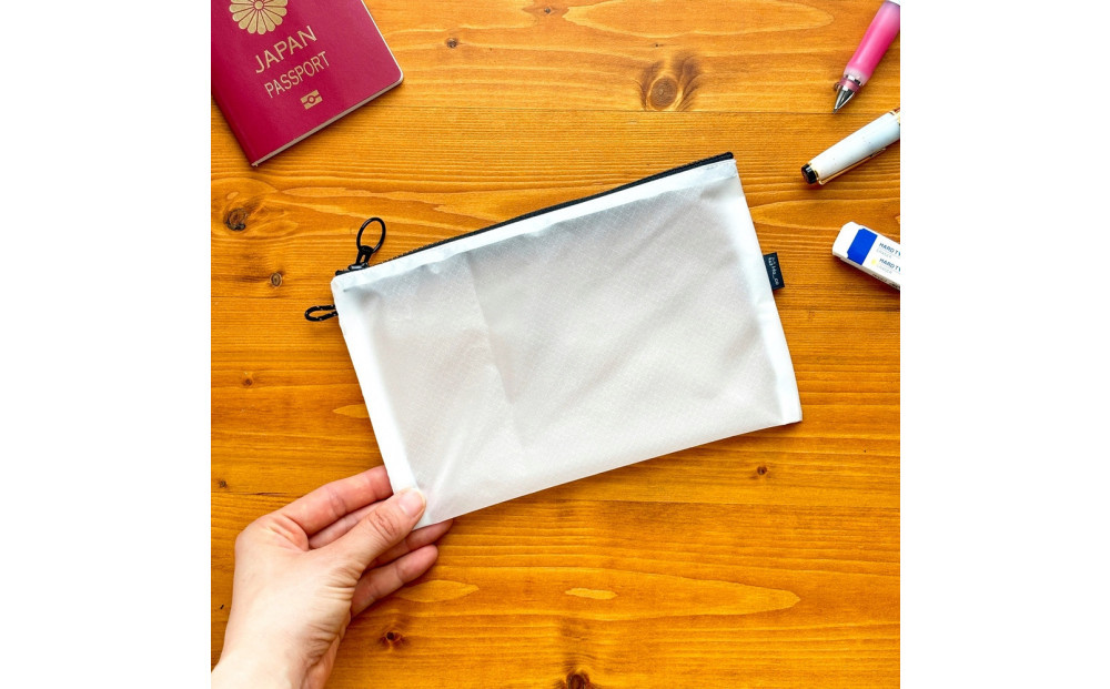 【白】A6が入るとっても軽いナイロンフラットポーチ（マチなし）旅行用や化粧品にも