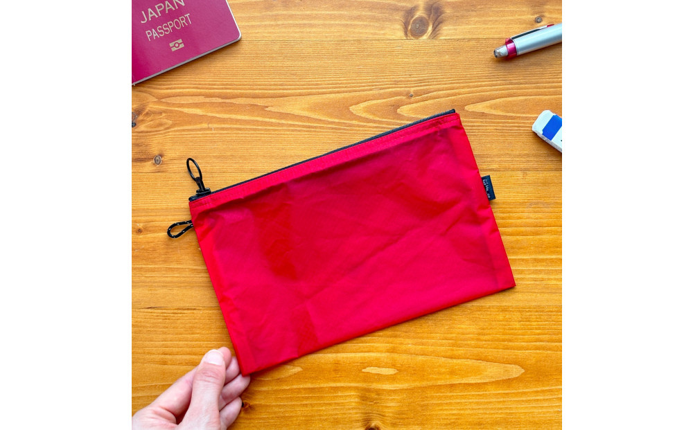 【赤】A6が入るとっても軽いナイロンフラットポーチ（マチなし）旅行用や化粧品にも