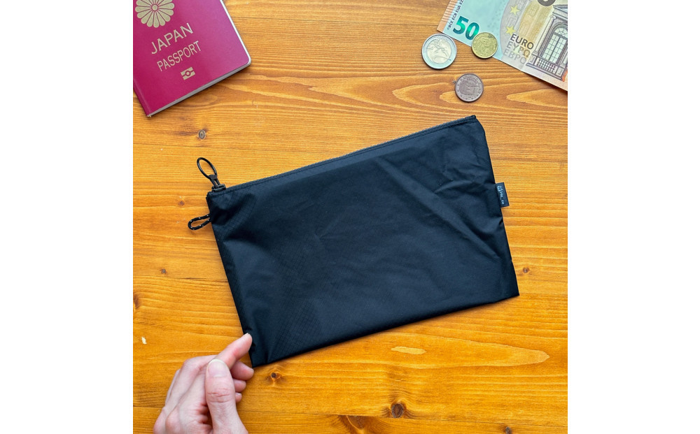 【黒】A6が入るとっても軽いナイロンフラットポーチ（マチなし）旅行用や化粧品にも