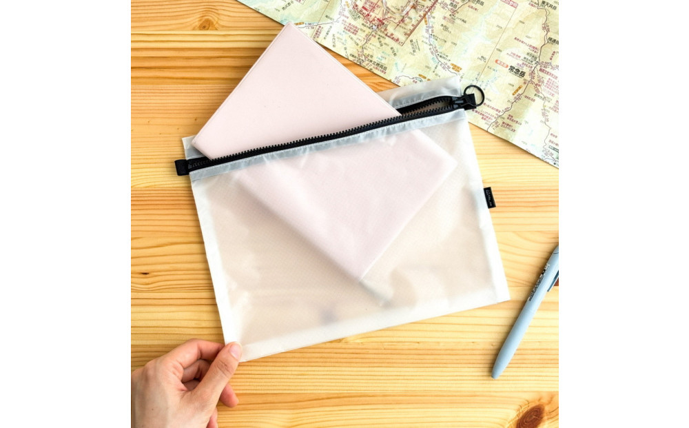 【白】A5サイズが入る軽いナイロンフラットポーチ　旅行用　着替え