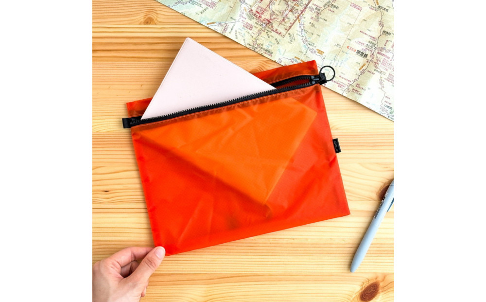 【オレンジ】A5サイズが入る軽いナイロンフラットポーチ　旅行用　着替え