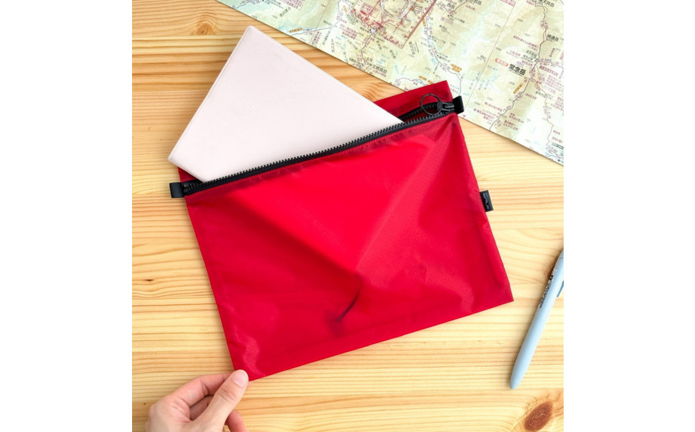【赤】A5サイズが入る軽いナイロンフラットポーチ　旅行用　着替え