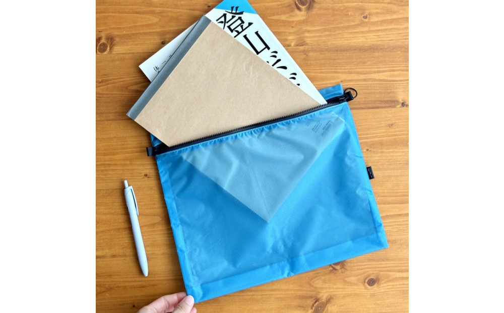 【水色】B5が入る軽いナイロンフラットポーチ　旅行用　着替え　大容量　横長　バッグインポーチ