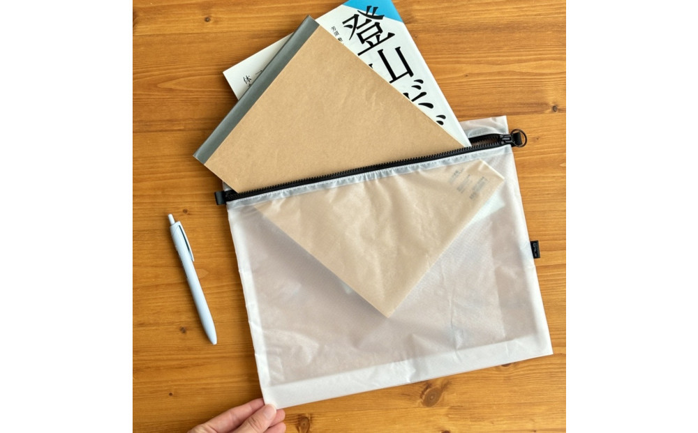 【白】B5が入る軽いナイロンフラットポーチ　旅行用　着替え　大容量　横長　バッグインポーチ