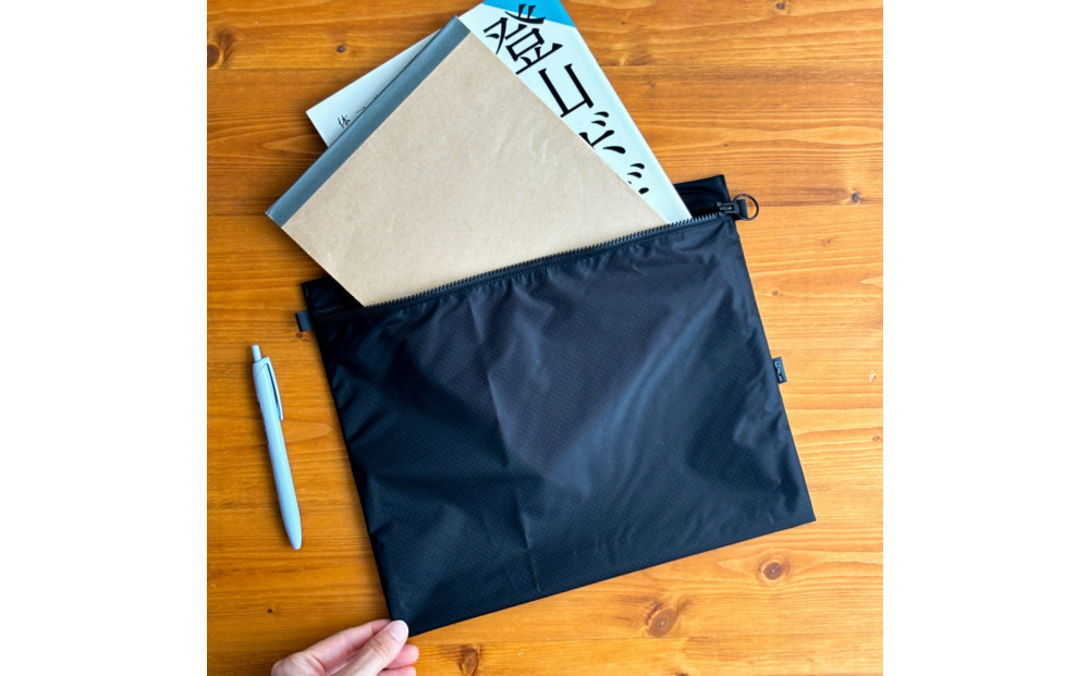 【黒】B5が入る軽いナイロンフラットポーチ　旅行用　着替え　大容量　横長　バッグインポーチ