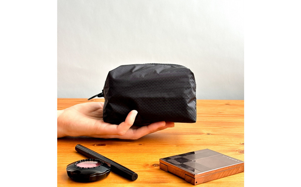 【黒】ナイロン化粧ポーチ　内ポケット付き