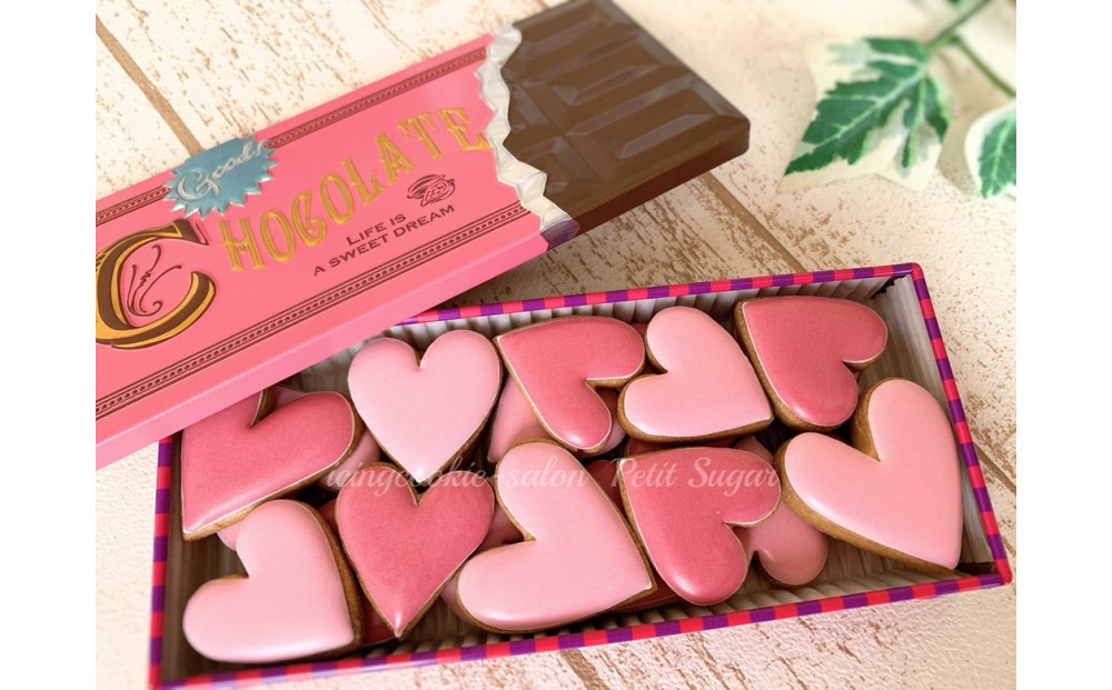 溢れる想いを詰め込んで　ハートのクッキー缶