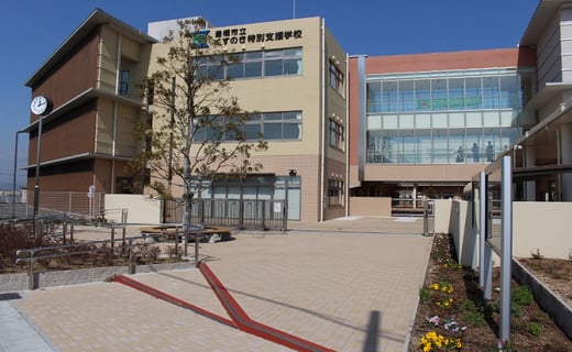 豊橋市立くすのき特別支援学校の生徒たちが栽培したミニトマト（手作り作業製品付き）