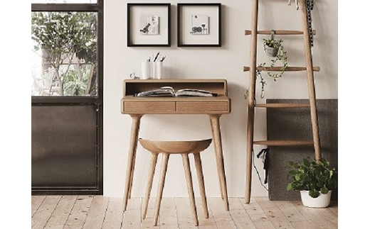 欧州の美意識を、日本の住まいへ。『BRIDGE』コレクションのスツール　「ハンス・S・ヤコブセン」デザイン