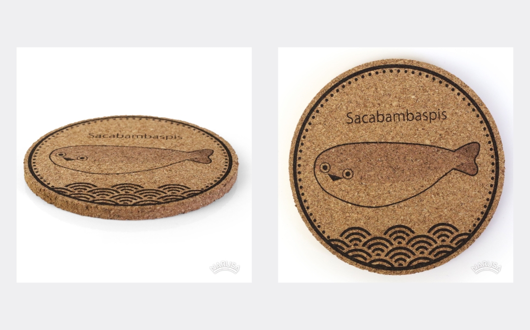 NARUSA サカバンバスピス コースター 4枚セット 直径90mm 厚さ5mm コルクコースター 厚手 カフェ 魚 古代魚 かわいい 面白い 雑貨 インテリア 日本製 ot-079 愛知県 豊橋市