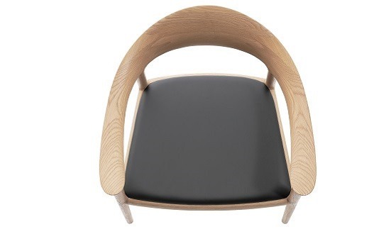 欧州の美意識を、日本の住まいへ。『BRIDGE』コレクションのアームチェア　「ハンス・S・ヤコブセン」デザイン