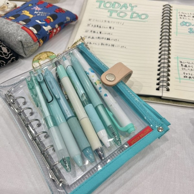 表紙がポーチになったM6ワイドサイズクリア手帳　推し活に最高【SPEECHBALLOON】エメラルド