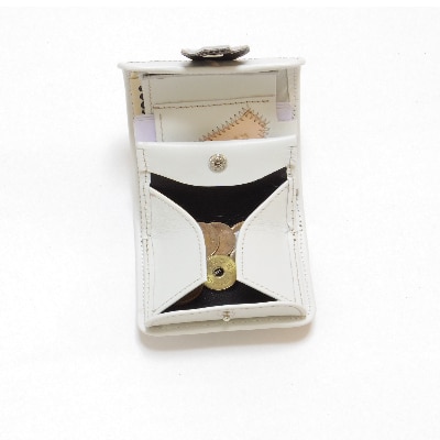 3つ折り財布 革のパッチワーク お札も小銭も入る「コロンとした小さなお財布」白色